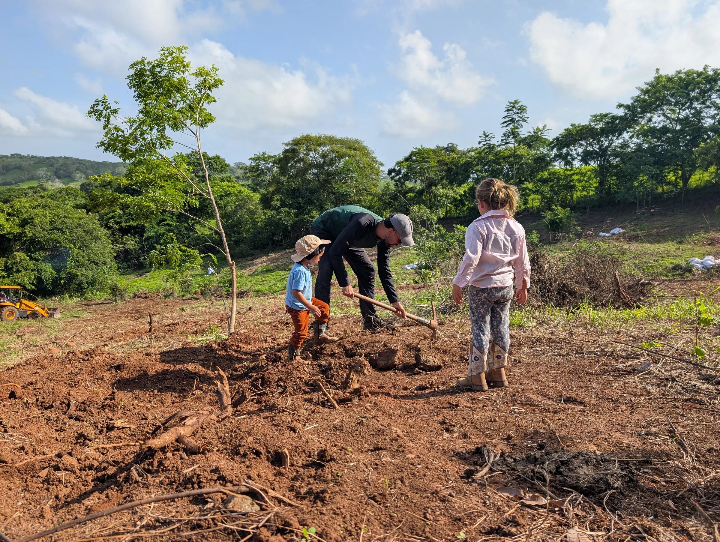 Planting with the kids at Finca 588